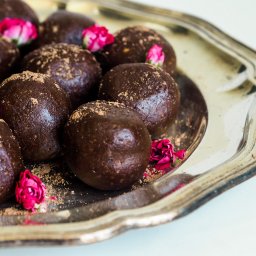 Chocolate nutty power balls